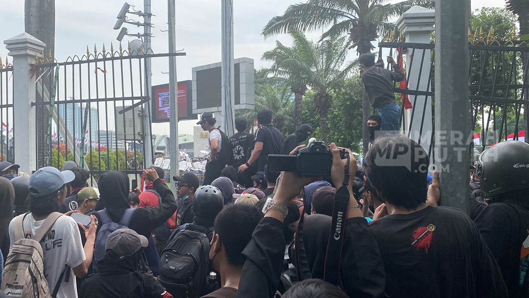 Aksi Peringatan Darurat Indonesia, Pagar Gedung DPR RI Jebol