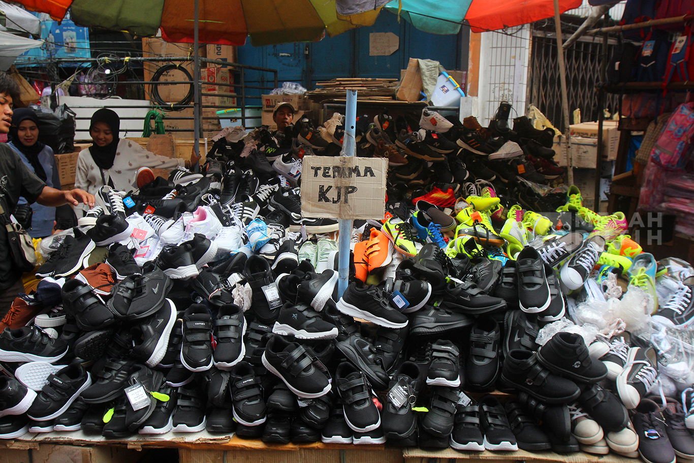 Warga Berburu Sepatu Sekolah di Pasar Asemka Jelang Tahun Ajaran Baru 