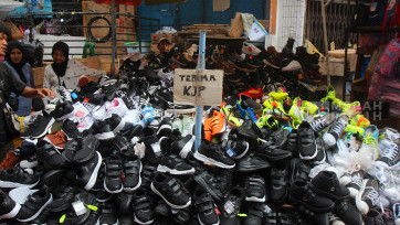 Warga Berburu Sepatu Sekolah di Pasar Asemka Jelang Tahun Ajaran Baru 
