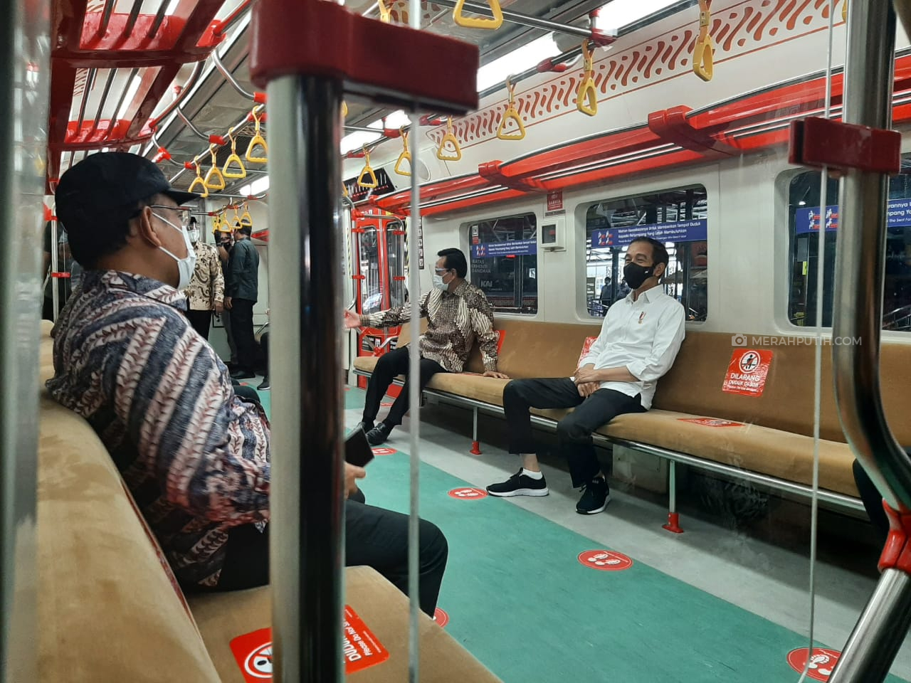 Presiden Jokowi meresmikan Kereta Rel Listrik (KRL) Yogyakarta-Solo di Stasiun Tugu Yogyakarta pada Senin (1/3). Foto: MP/Teresa Ika