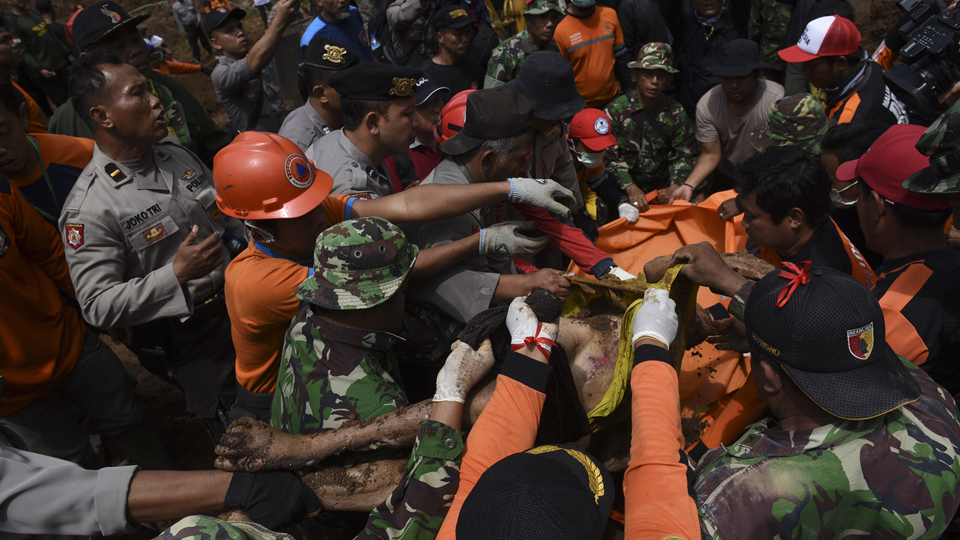 Maut Mengintai Petugas Identifikasi Korban Longsor Ponorogo