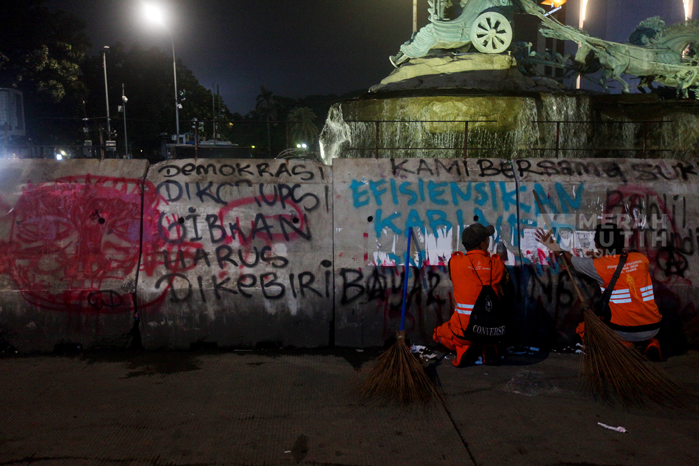Pasukan Oren Bersihkan Sisa Demo Indonesia Gelap di Patung Kuda Jakarta