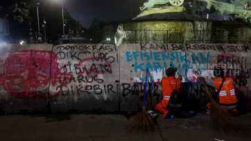 Pasukan Oren Bersihkan Sisa Demo Indonesia Gelap di Patung Kuda Jakarta