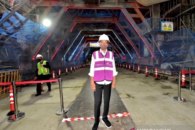 Jokowi Pastikan Proyek Kereta Cepat Molor Operasi Sampai 2023