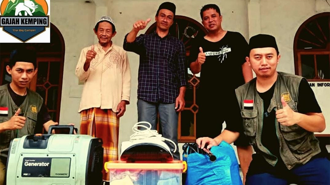 Komunitas Gajah Kemping Lakukan Sterilisasi Rumah Ibadah di Sumedang