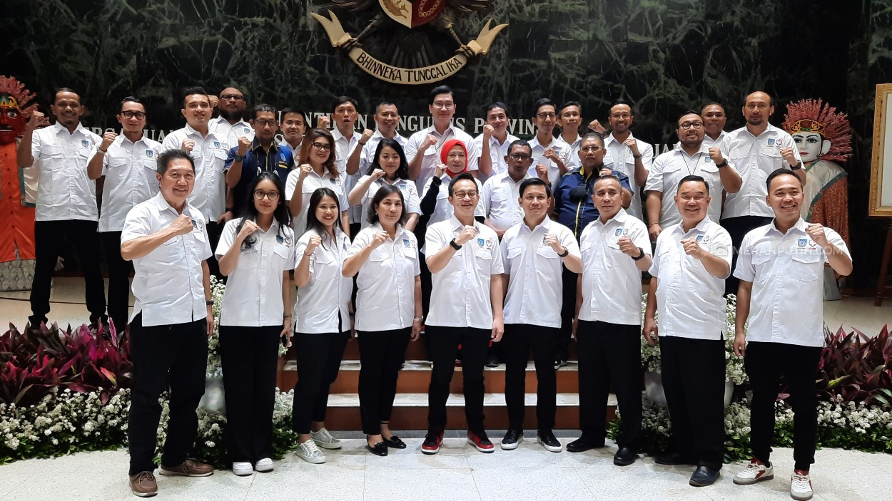Ketua Perbasi DKI Jakarta, Lexyndo Hakim beserta jajarannya usai dilantik PP Perbasi di Balai Kota DKI Jakarta, Jumat (8/7). Foto: MP/Asropih