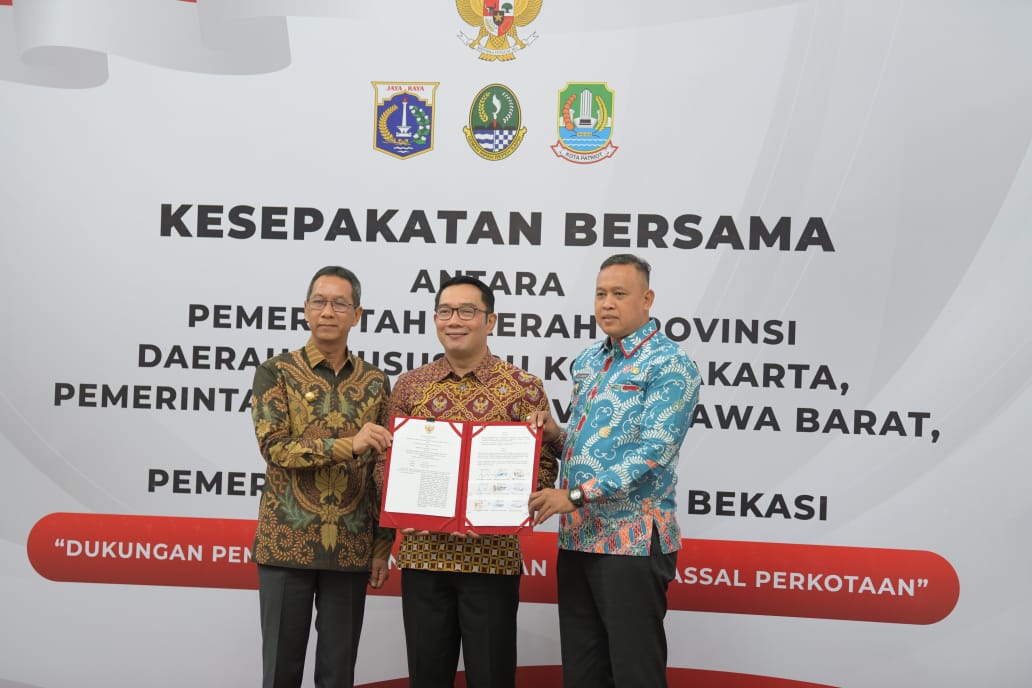 Gubernur Jawa Barat Ridwan Kamil melakukan  penandatanganan Kesepakatan Bersama dengan Pemda Provinsi DKI Jakarta dan Pemda Kota Bekasi terkait rencana Pembangunan Angkutan Umum Massal Perkotaan Koridor Barat - Timur (MRT East – West) di Gedung Sate, Kota Bandung, Jumat (17/2/2023).(Foto: Rizal FS/Biro Adpim Jabar)