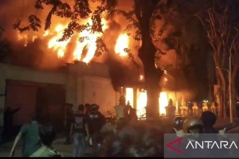 Sisi Barat Gedung Grahadi Dibakar Tidak Lama Setelah Khofifah Indar Parawansa Temui Massa