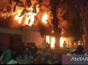 Sisi Barat Gedung Grahadi Dibakar Tidak Lama Setelah Khofifah Indar Parawansa Temui Massa
