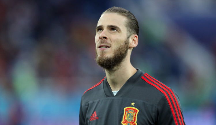 Demam Panggung Sang Penerus Santo Iker: Jago di MU, Rapuh di Spanyol