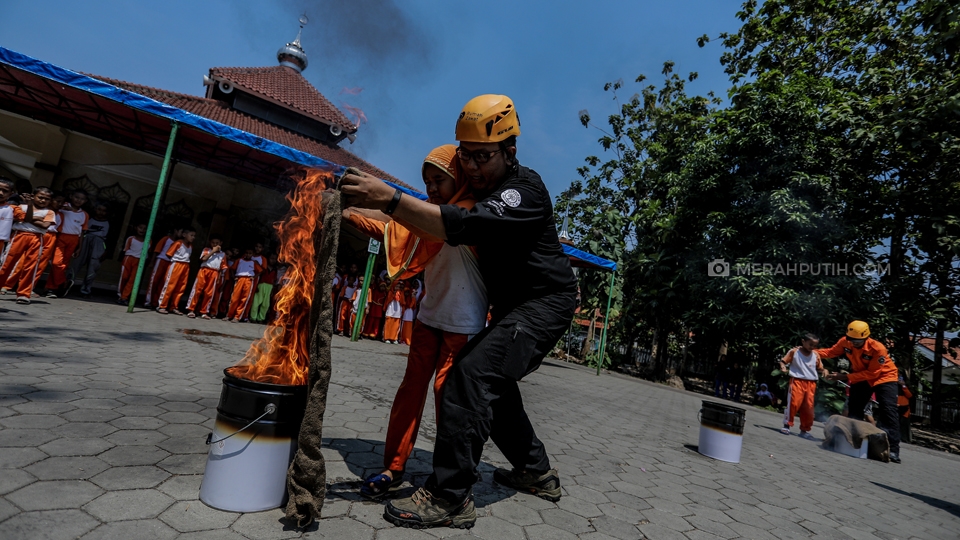 Peringati Hari Belajar di Luar Kelas, Siswa SD Berlatih Memadamkan Api