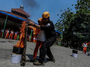 Peringati Hari Belajar di Luar Kelas, Siswa SD Berlatih Memadamkan Api