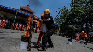 Peringati Hari Belajar di Luar Kelas, Siswa SD Berlatih Memadamkan Api