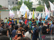 Massa Aksi BEM SI Tiba di Gedung DPR