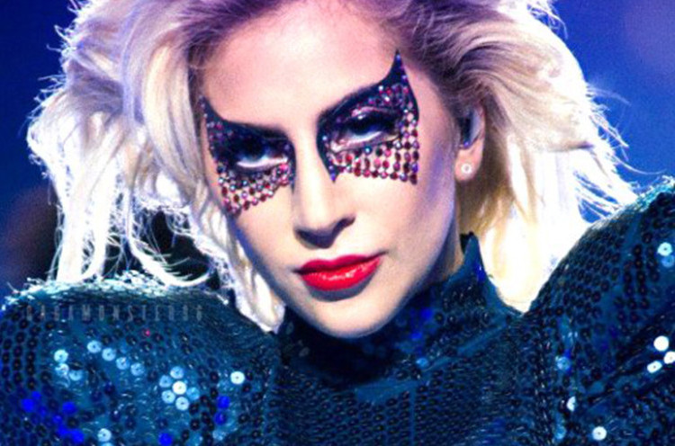 Baiknya! Lady Gaga Hentikan Show demi Menolong Fan