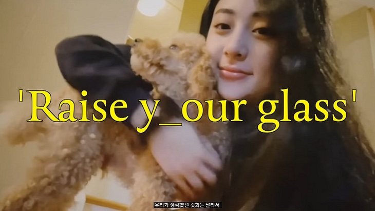 Rilis Single ‘Raise y_our glass’, Yunjin LE SSERAFIM Unjuk Kemampuan Vokal