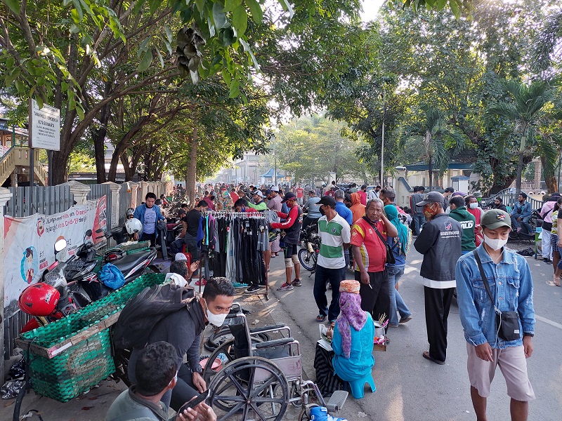 Kerumunan PKL di Solo. (Foto: MP/Ismail)