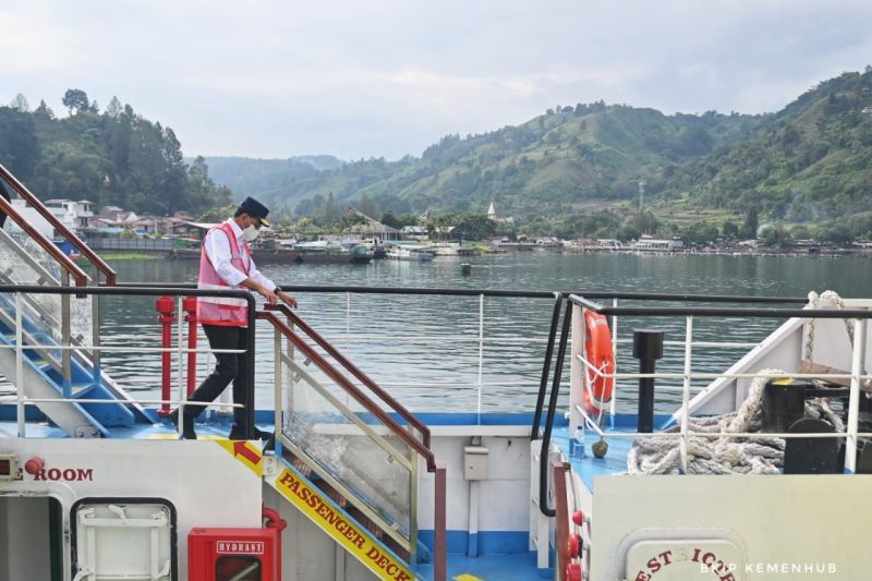 Menteri Perhubungan Budi Karya Sumadi saat meninjau pelabuhan penyeberangan di kawasan Danau Toba, Sumatera Utara pada Selasa (1/2/2022). ANTARA/HO-Kemenhub.