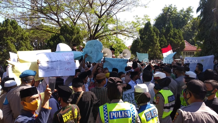 Ratusan santri yang tergabung dalam Lingkar Santri Cirebon (LSC) menggelar aksi unjuk rasa di depan kantor DPRD Kabupaten Cirebon, Selasa (7/7). (Foto: MP/Mauritz)