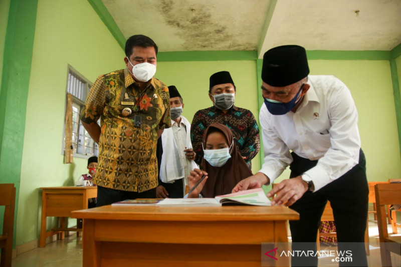 Menteri Koordinator Bidang Pembangunan Manusia dan Kebudayaan (Menko PMK) Muhadjir Effendy (kanan) meninjau pelaksanaan pembelajaran tatap muka di salah satu sekolah di Indonesia. (ANTARA/HO-Kemenko PMK).