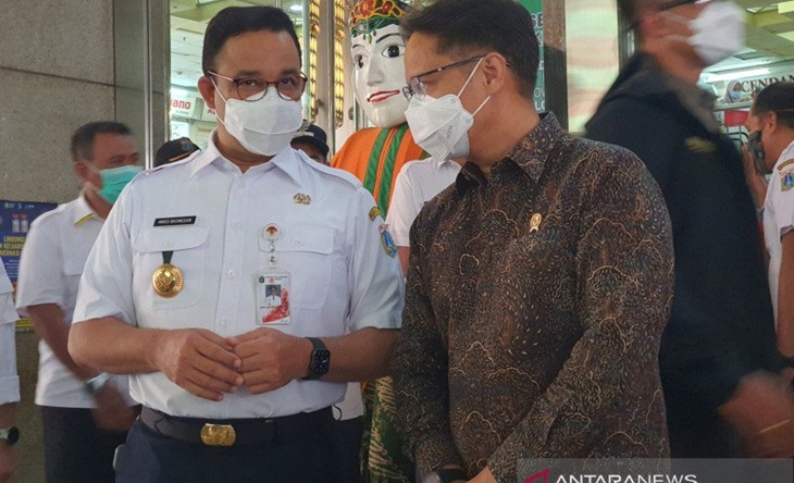 Gubernur Anies Baswedan bersama Menkes Budi Gunadi Sadikin di Pasar Tanah Abang saat  vaksinasi massal untuk pedagang, Rabu (17/2/2021). (ANTARA/Livia Kristianti)