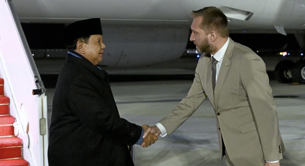 Prabowo Tiba di Paris Usai Bahas Strategis dengan Putin, Siap Bertemu Macron