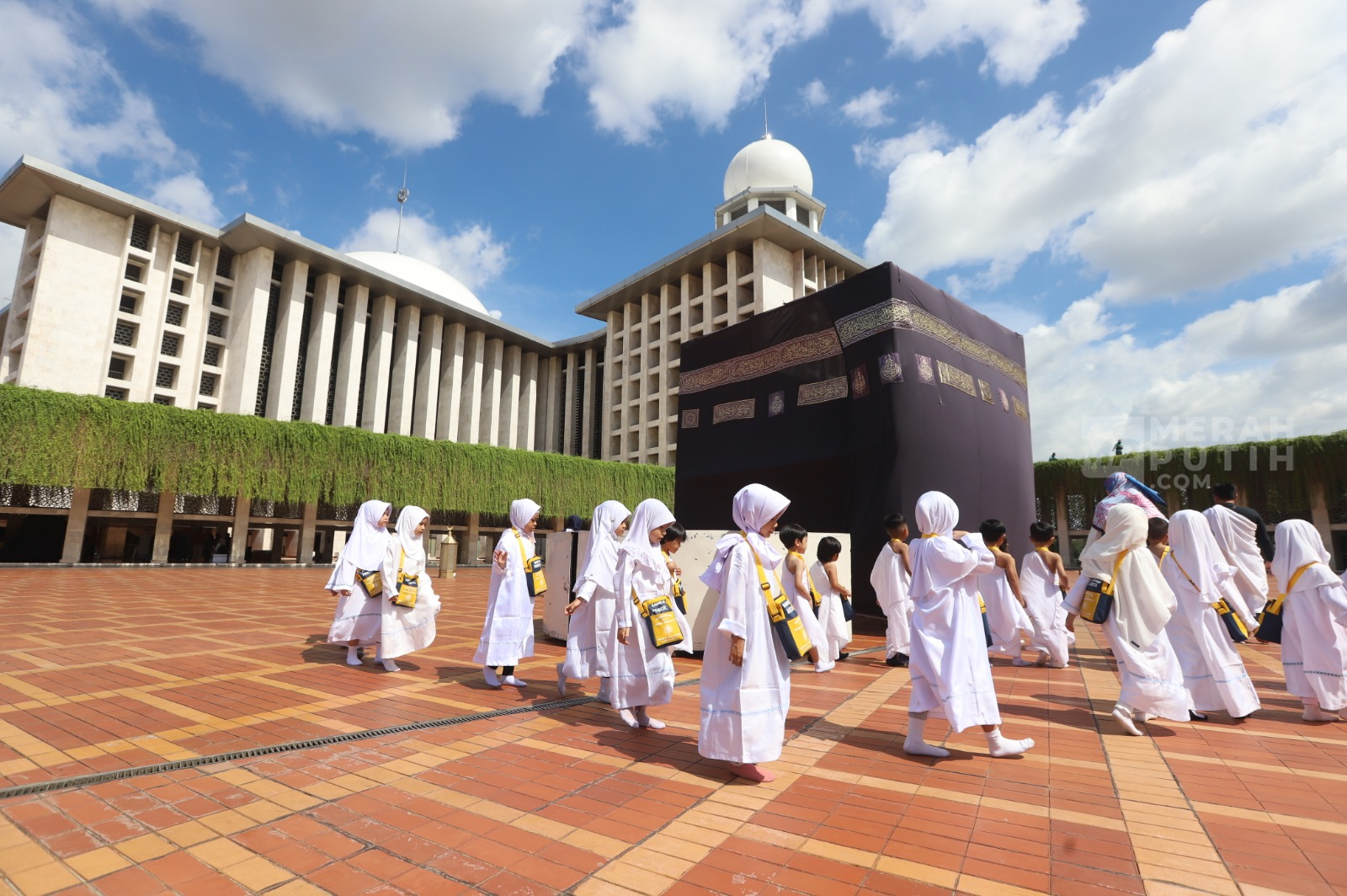 Puluhan siswa-siswi Sekolah Dasar (Madrasah Ibtidaiyah) mengikuti kegiatan latihan manasik haji di Masjid Istiqlal, Jakarta Pusat, Jum'at (20/12/2024).