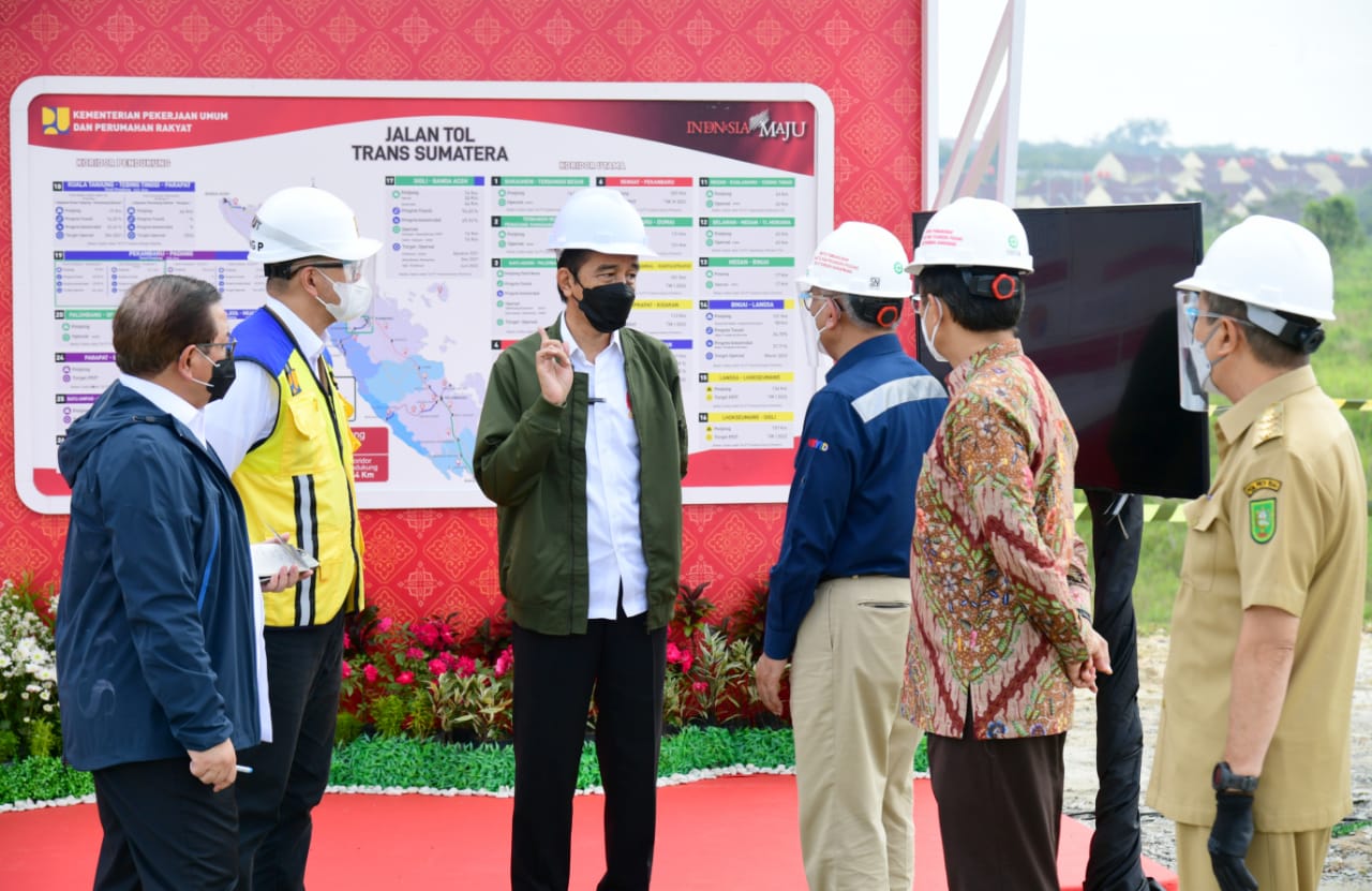 Jokowi Tinjau Proyek Tol Pekanbaru-Padang Seksi Bangkinang