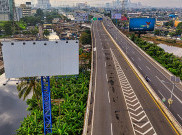 Satpol PP DKI Tertibkan 16 Konstruksi Reklame Berkarat yang Bahayakan Keselamatan Warga 