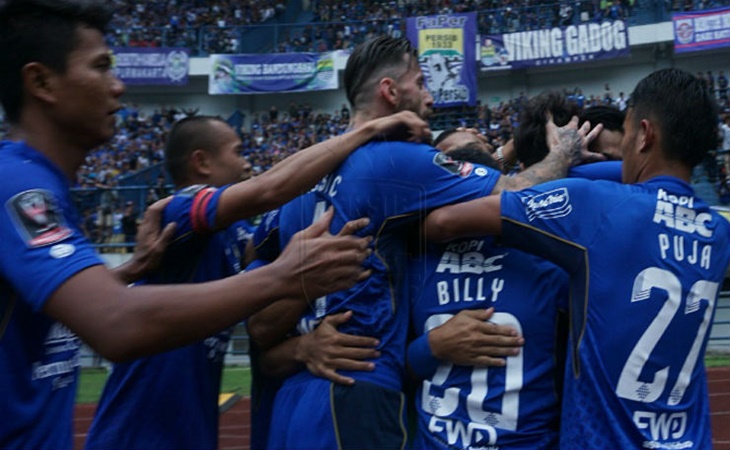 Billy Keraf semasa memperkuat Persib