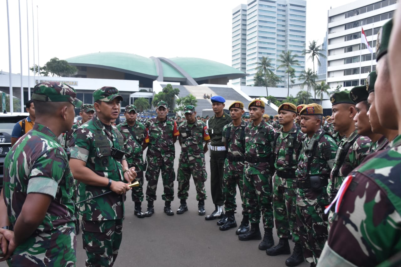 Sebanyak 6.013 personel gabungan TNI dan Polri diterjunkan untuk mengamankan aksi demo buruh yang berlangsung di depan Gedung DPR/MPR. Foto: MP/Kanu