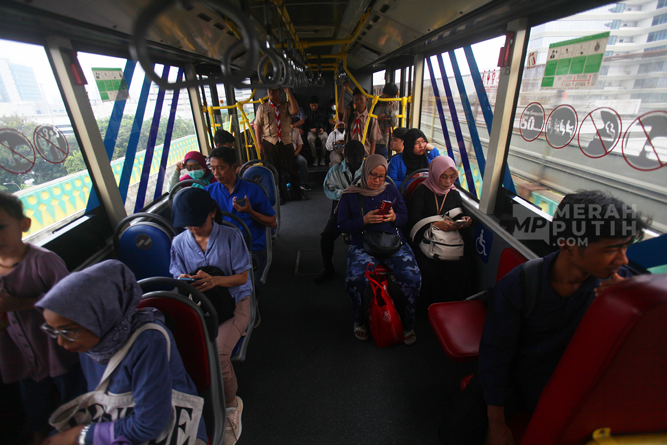 Suasana penumpang saat naik Bus Transjakarta di Kawasan Kebayoran Lama, Jakarta Selatan, Rabu (29/10/2025).