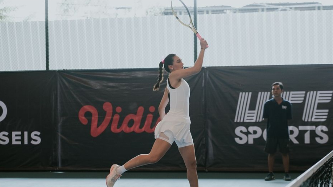Luna Maya Tanding Tenis dengan Bintang Tenis Kanada Genie Bouchard