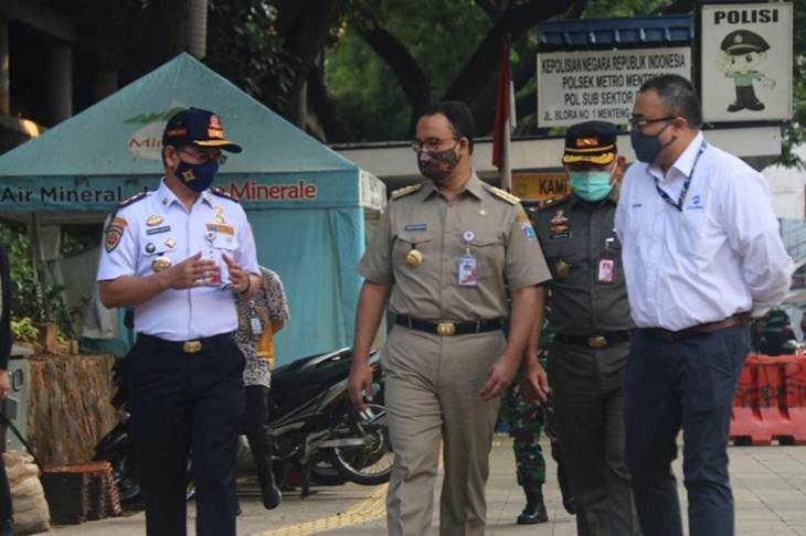 Gubernur DKI Jakarta Anies Baswedan (tengah) bersama Kepala Dinas Perhubungan DKI Jakarta Syafrin Liputo (kiri) dan Kepala Satuan Polisi Pamong Praja Arifin (dua kanan) meninjau pelaksanaan PSBB transisi di Terowongan Kendal, Jakarta Pusat, Senin (8/6/2020). (Humas Pemprov DKI Jakarta)