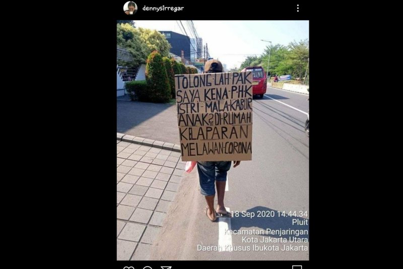 Akun Instagram "@dennysiregar" mengunduh foto seseorang memegang kardus warna cokelat bertuliskan "TOLONGLAH PAK, SAYA KENA PHK ISTRI MALAH KABUR, ANAK2 KELAPARAN DI RUMAH MELAWAN CORONA" dan tercantum lokasi Pluit, Kecamatan Penjaringan, Jakarta Utara pada 18 September 2020. (ANTARA/HO/akun Instagram @dennysiregar)