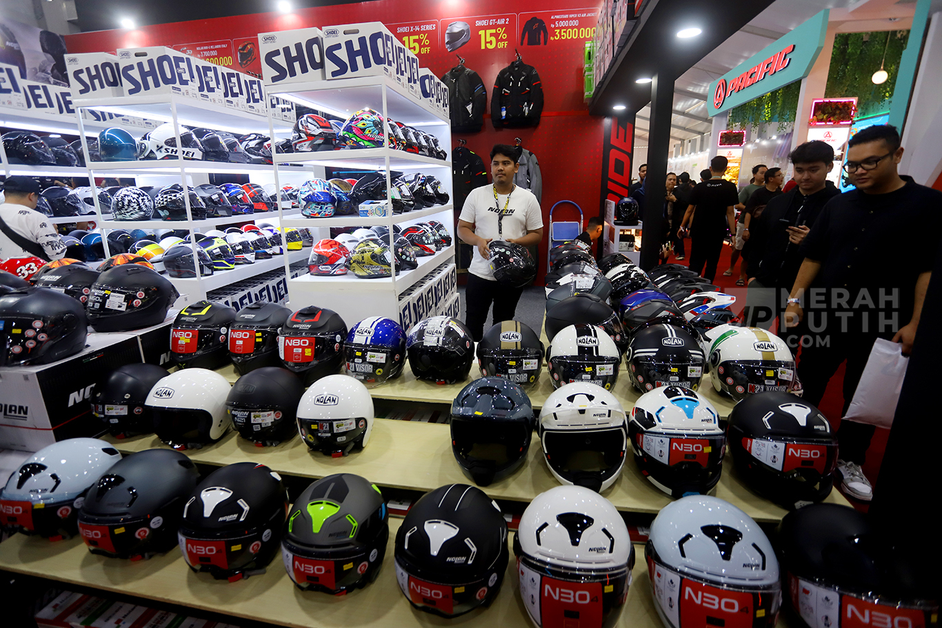 Pecinta Otomotif Berburu Helm Kekinian di Ajang GIIAS 2024