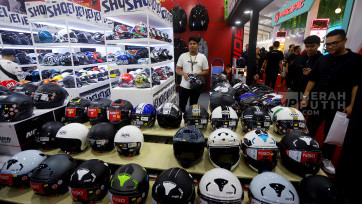Pecinta Otomotif Berburu Helm Kekinian di Ajang GIIAS 2024