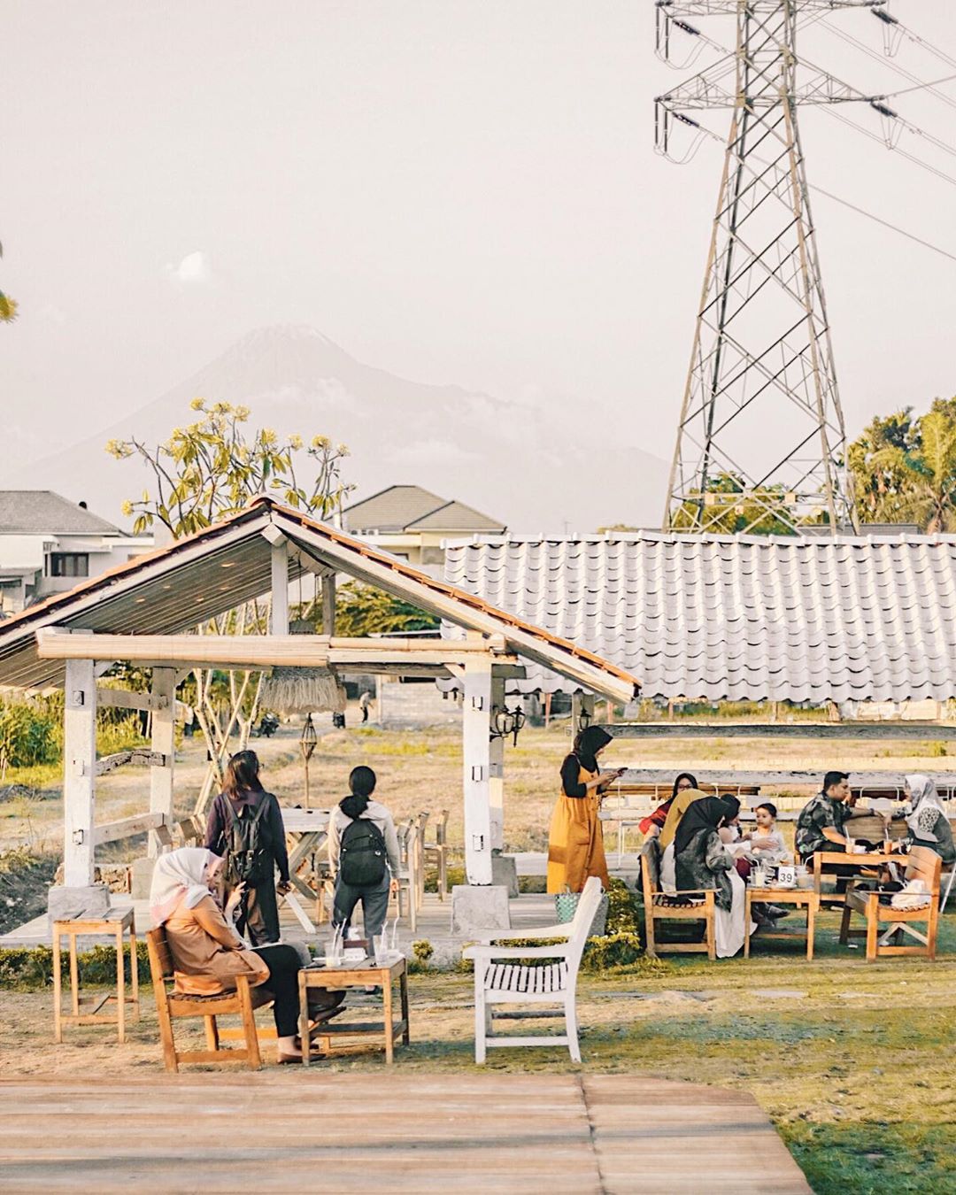 Berada di pinggir sawah dengan nuansa pedesaan. (Foto: Instagram/marisini.coffee)