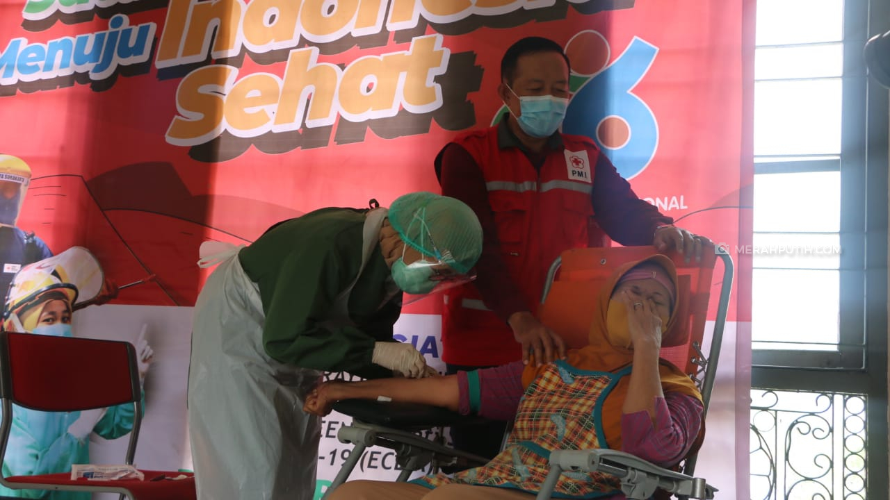 PMI Solo Bagikan 1.000 Paket PHBS Pencegahan COVID-19 di Pasar Gede