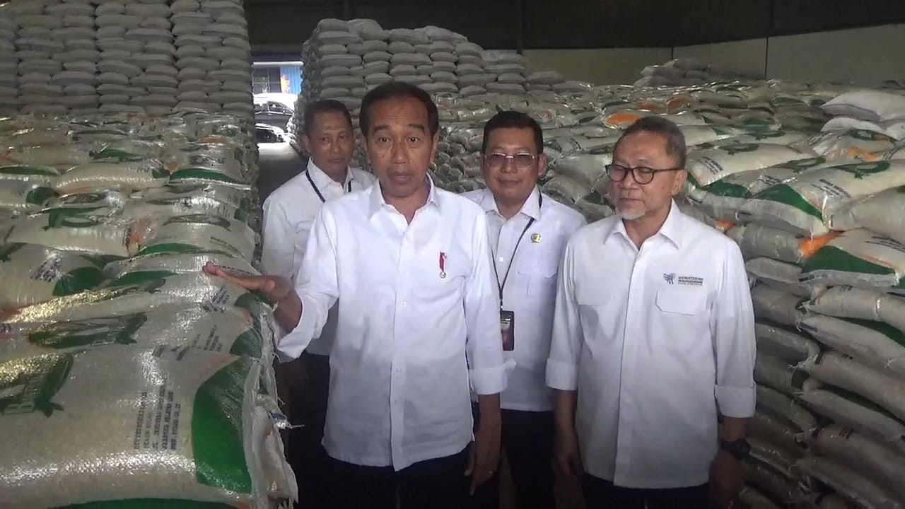 Presiden Jokowi Tugaskan Bulog Salurkan Bantuan Pangan Tahun 2023