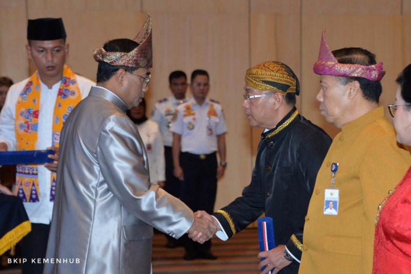 Menhub Budi Karya melantik tujub pejabat Eselon 1 Kemenhub di Jakarta, Selasa (28/1/2020). (ANTARA/HO-Kemenhub)