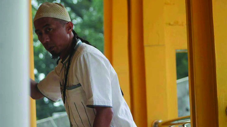 Beredar Foto Yukie, Vokalis PAS Band Sedang Bersihkan Kaca Masjid