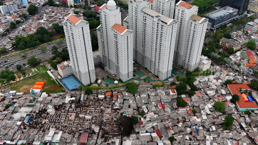 Pasca Kebakaran Pemukiman Kebon Kosong Berdampingan dengan Apartemen Mewah