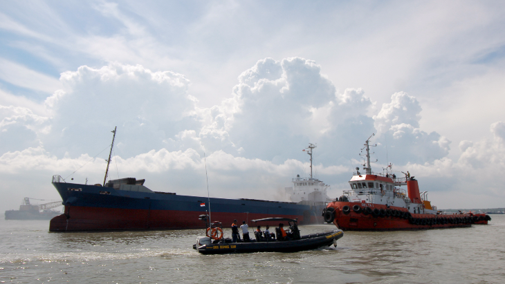 Sebuah Kapal Terdampar di PPS Cilacap