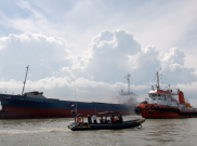 Sebuah Kapal Terdampar di PPS Cilacap