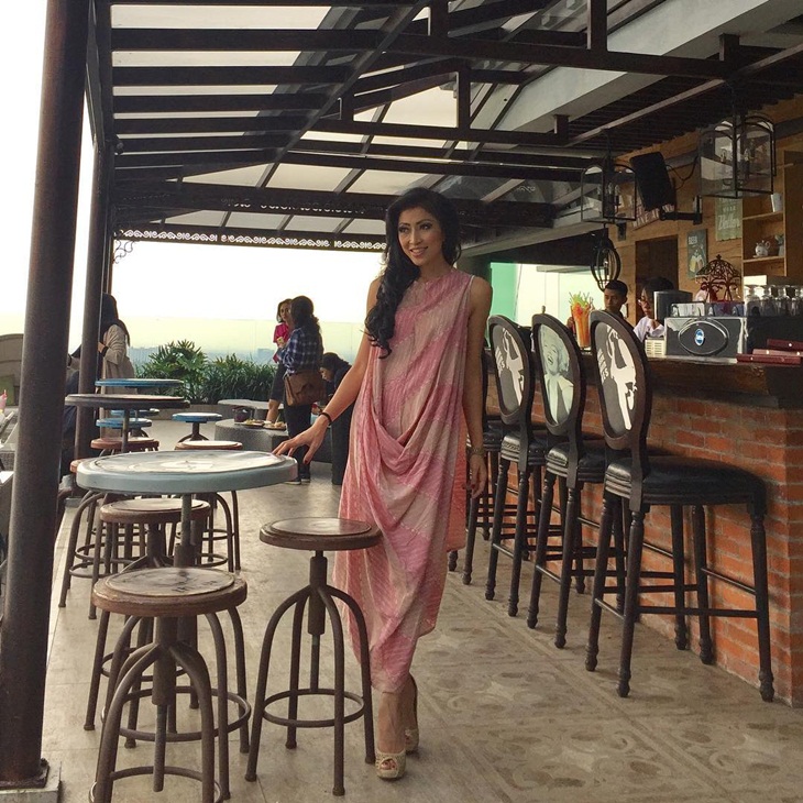 Dress batik model drapery. (Foto: Instagram/annadjuardi)