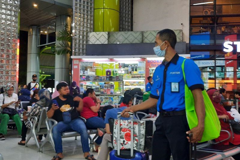 Berkah Mudik Lebaran, Pendapatan Porter di Stasiun Gambir Meningkat