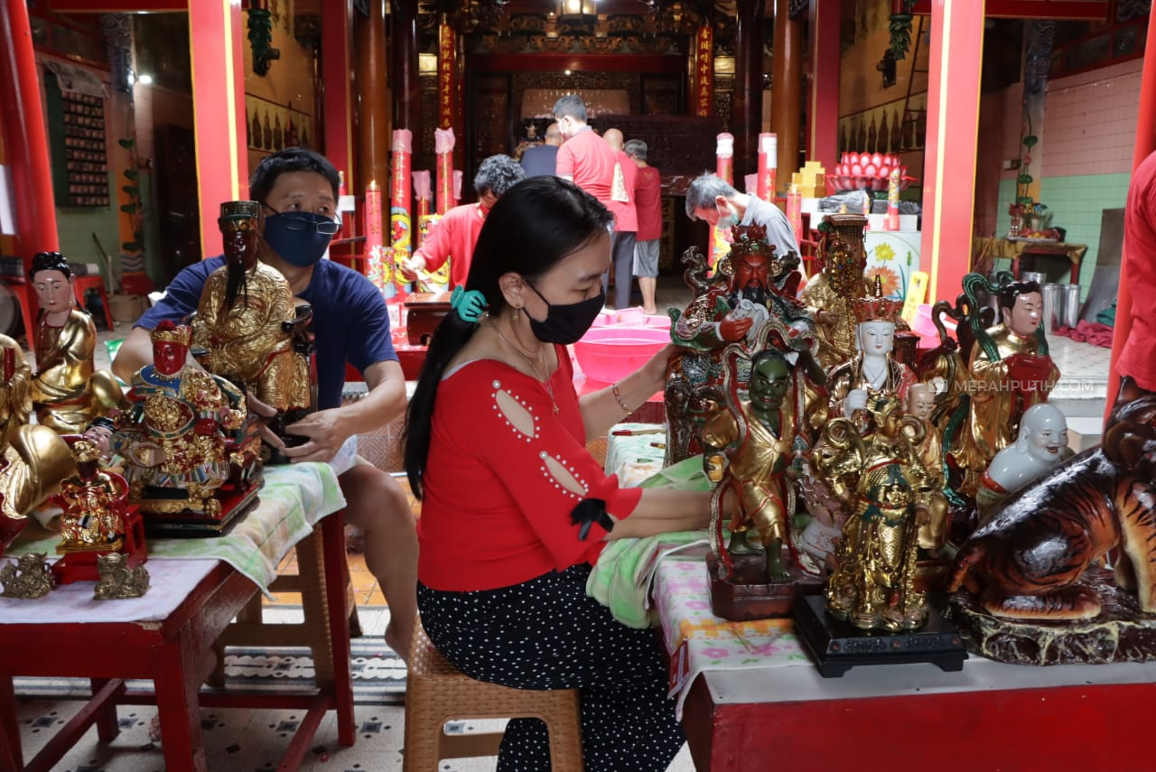 Jelang Imlek, Umat Tri Dharma Bersihkan Klenteng Tien Kok Sie Pasar Gede Solo