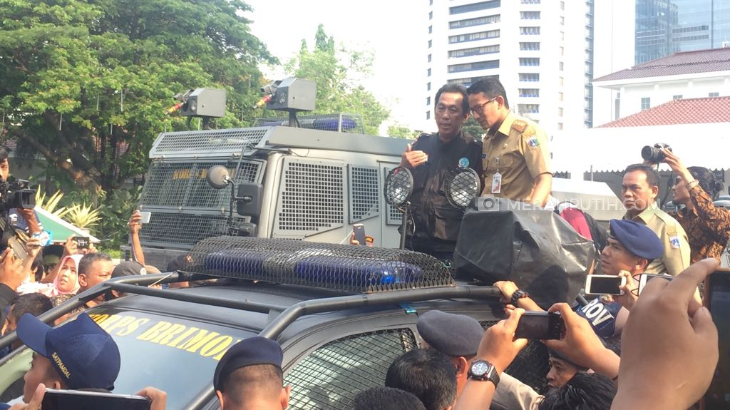 Keluar dari Balai Agung, Sandi Temui Massa Koalisi Buruh Jakarta
