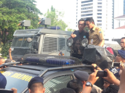 Keluar dari Balai Agung, Sandi Temui Massa Koalisi Buruh Jakarta